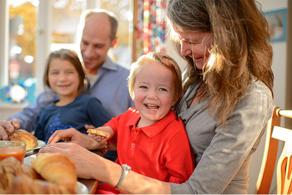 Familie beim Frühstück